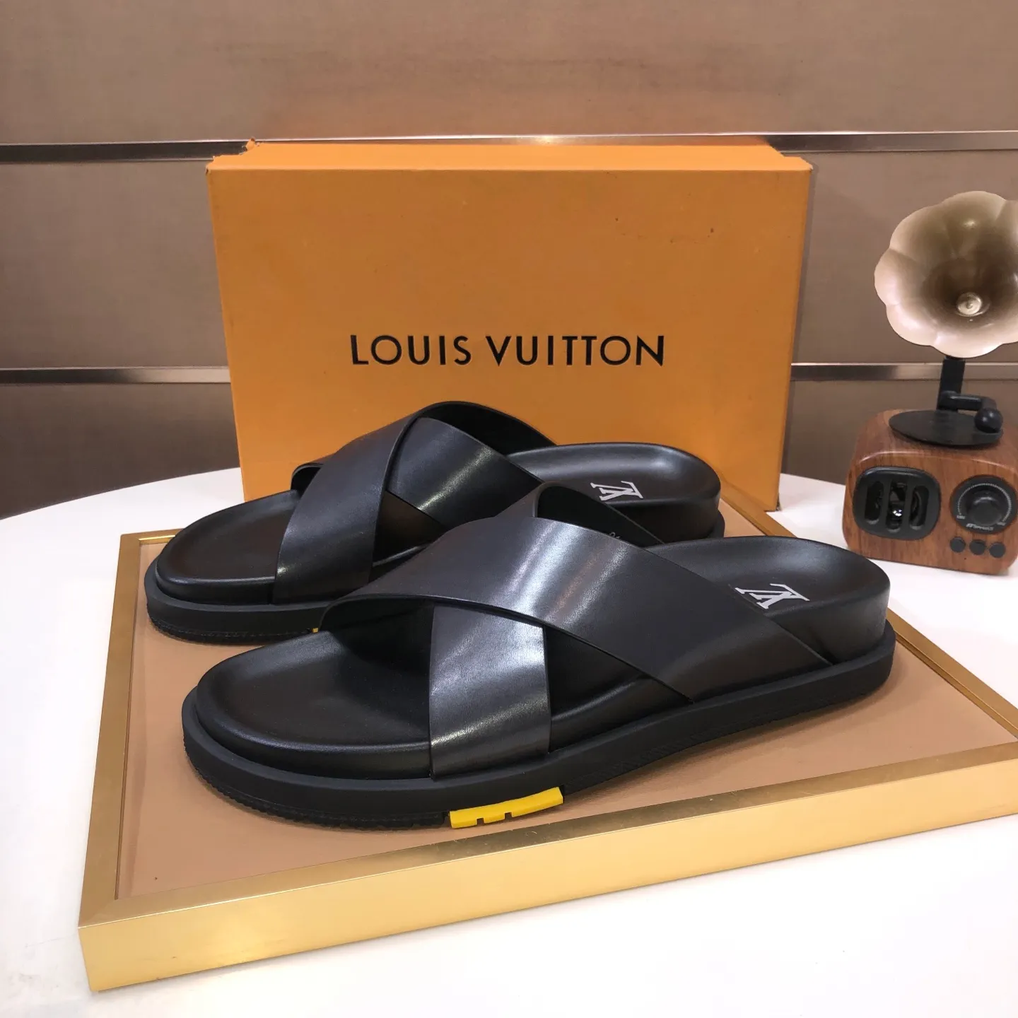 Men's shoes 💰400💰 [Louis Vuitton LV slippers] (high-end cowhide) counter 1:1 fashion style, a must-have for summer! The designer used LV’s iconic outsole. The original simple slippers instantly become fashionable! The upper is made of flexible special cowhide leather straps alternately, and the workmanship is exquisite! A must-have for stylish men in summer, size 38-45 (45 customized)